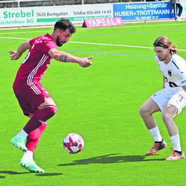 Goalgetter kehrt zurück - Luigi Milicaj (links) im Duell gegen Münsingen am letzten Spieltag der vorletzten Saison. Es war sein vorerst letzter Auftritt im Trikot des FC Muri. Jetzt kommt er wieder zurück. Bild: Archiv/jl