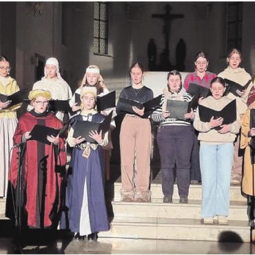 Die Bedeutung von Weihnachten - Die Sängerinnen des Chor Cantus Sonus begeisterten mit ihrem Gesang, und wie an den Gewändern zu sehen ist, später auch im Musical. In deren Mitte singt Angela Keusch, mit gestreiftem Oberteil, mit. Bilder: Verena Anna Wigger