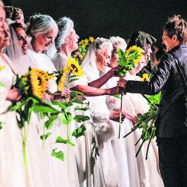 Das bleibt in Erinnerung - 26. Juli: Blumen für die Darstellerinnen der Zwischenwelt nach der Premiere des Freilichttheaters «Amerika».