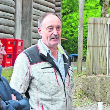 Sein Herz schlägt für den Wald - Mit vielen Weggefährten und der Forstkommission durfte Andi Budliger (Mitte) auf sein Jubiläum anstossen. Bild: Annemarie Keusch