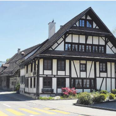 Damit das Dorf wachsen kann - Das Riegelhaus an der Sennhüttenstrasse 1 bleibt bestehen – im Gebiet dahinter wird es in den nächsten Jahren einige bauliche Veränderungen geben.    Bild: Annemarie Keusch