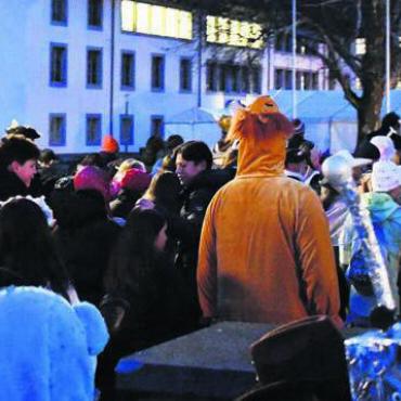 Es ist Fasnacht - Der Zug der Neuenburger Kinder bei der Ankunft im Klosterhof.