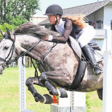 Im Kampf gegen die Wetterapps - Einige Reiter nahmen weite Wege auf sich, um in Wohlen teilzunehmen. Beispielsweise Zoe Baumgartner und ihr Pferd Libero XI, die aus Wuppenau im Kanton Thurgau kamen. Bilder: Josip Lasic