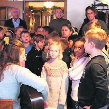 Emotionaler Moment - Unter der Leitung von Sarah Nauer singen die Kinder den Senioren Weihnachtslieder vor. Bild: mo