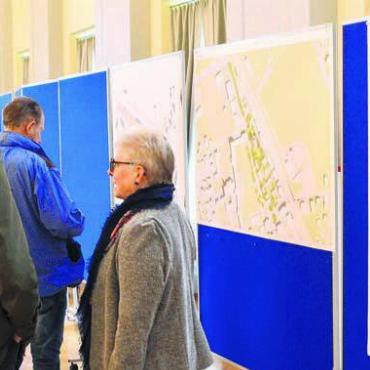 Öffentliche Interessen im Fokus - Visualisierungen und Pläne vermitteln den Interessierten im Festsaal ein Bild.