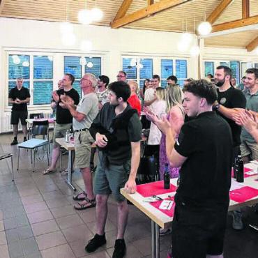 Historischer Abschied und viel Neues - Die versammelte Handball-GV-Gesellschaft erhob sich, um Felix Kleiner gebührend zu ehren. Bilder: zg