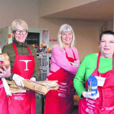 Gegen Armut und Foodwaste - Soziales Engagement leisten oder dem Foodwaste vorbeugen: Seit ein paar Jahren helfen Ilona Licini, Barbara Beynon, Gaby Schiess und Bea Marti (v. l.) in der Murianer Abgabestelle von Tischlein deck dich aus. Bild: Celeste Blanc