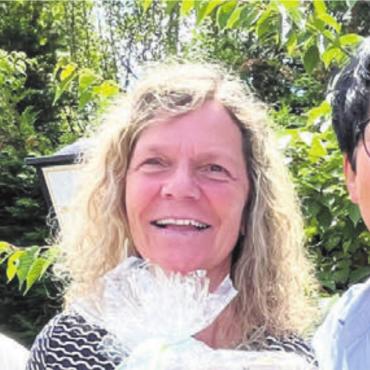 Immer feierlich geschmückt - Kirchenpflege feiert Jubilarin, von links: Susanne Geissbühler, Kirchenpflege, Gabi Nietlispach, Arbeitsjubilarin, und Cécile Koch, Vizepräsidentin. Bild: zg