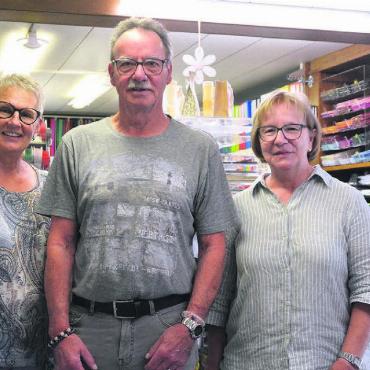 Fast wie eine Familie - Beda Huber mit seinen langjährigen Mitarbeiterinnen Erika Marti (links) und Gaby Müller. Beide absolvierten schon ihre Lehre in der Papeterie. Bild: Annemarie Keusch
