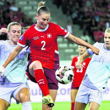 Hoffen auf wenig Ferien - 3. Juni, Nations League: Julia Stierli (Mitte) gegen die Norwegerinnen Marthine Ostenstad und Ada Hegerberg. Am 2. Juli folgt das Startspiel der Schweiz gegen denselben Gegner. Bild: Freshfocus