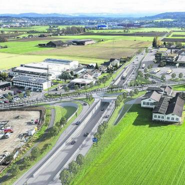 Noch ganz viel Geduld nötig - So soll sich der neue Knoten dereinst präsentieren (Blick Richtung Villmergen und Wohlen): Der Hauptteil des Verkehrs nimmt die Unterführung, Fussgänger und Velofahrer die Passerelle, der Kreisel selbst sorgt für den Anschluss von Dintikon und Dottikon. Bild: Chregi Hansen / Visualisierungen: Kanton Aargau