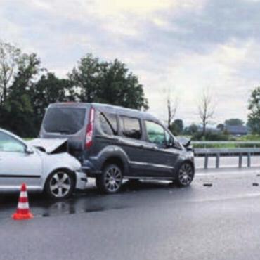 Drei Autos ineinandergeprallt - Dreimal Totalschaden bei einem Auffahrunfall auf der Autobahn, Höhe Dietwil. Bild: pz