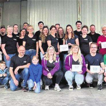 Organisiert, gefestet, gespendet - Das Oldie-Team Boswil mit den Spendenempfängern Blauring, Jungwacht, Senioren Boswil, Senioren Kallern, Frauenverein Boswil-Kallern und Grümpelturnier Boswil. Bild: zg