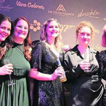 Für einmal nicht nach Zürich - Fünf Wohler Ladys im Element: Martina, Aline, Seraina, Saskia und Barbara genossen zusammen den Abend.