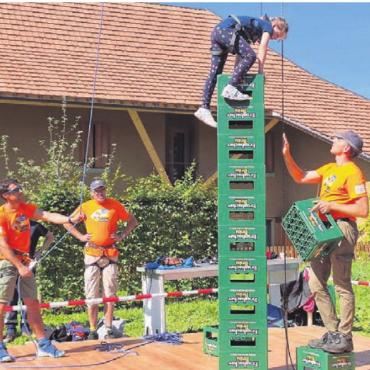 Ein Hoch auf das Geburtstagskind - Gut gesichert geht es Harasse um Harasse in die Höhe.