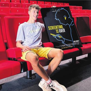 «Legt das Handy weg!» - Der 15-jährige Lenn Kennel durfte seinen Film im Kino in Sins zeigen – und erntete tolles Feedback. Bild: zg