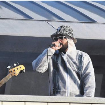 Begeisterung dank viel Kunst - Jeremy Chavez (Mitte) und seine Crew sorgten für den musikalischen Auftakt – und das bei bestem Wetter auf dem Dach.