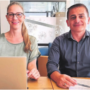 Angst vor Digitalem abbauen - Svrine Imfeld und Davide Reale liegt die Unabhängigkeit ihrer älteren Kundinnen und Kunden sehr am Herzen. Bild: Verena Anna Wigger