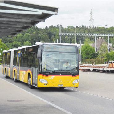 ÖV-Drehscheibe Bremgarten West? - Geht es nach der Ortspartei der Mitte könnte der brachliegende Platz rund um den Bahnhof Bremgarten West für eine neue ÖV-Drehscheibe genutzt werden – eine solche würde das Ortszentrum Bremgartens rund um den Bahnhof während diverser Bauprojekte in den nächsten Jahren entlasten, so die Überlegung. Ein entsprechendes Schreiben an den Stadtrat wurde in diesen Tagen von Vorstandsmitglied Eric Mauron und Parteipräsidentin Jacqueline Wick unterzeichnet und eingereicht. Bild: zg