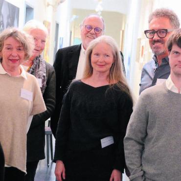 Ort der Kreativität - Sie zeigen gemeinsam ihre Werke, die zum grossen Teil in der Alpinit selbst entstehen (von links): Rita Merten, Veronika Becker, Ursula Frischknecht, Ueli Merten, Franziska Beyeler, René Rohr und Manuel Merten. Bild: Chregi Hansen