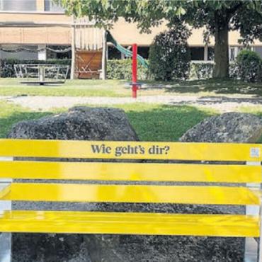 Ins Gespräch kommen - Das «Wie geht’s dir?»-Bänkli beim Kinderspielplatz in Dietwil. Bild: zg