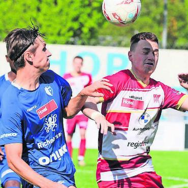 Mit Licht und Schatten - Zuletzt war ganz viel Schatten. Im Spiel gegen Solothurn (links Javi Gabathuler, rechts Adijan Keranovic vom FC Solothurn) schnupperten die Wohler noch an den Aufstiegsspielen. Danach ging es bergab. Bild: Archiv/spr