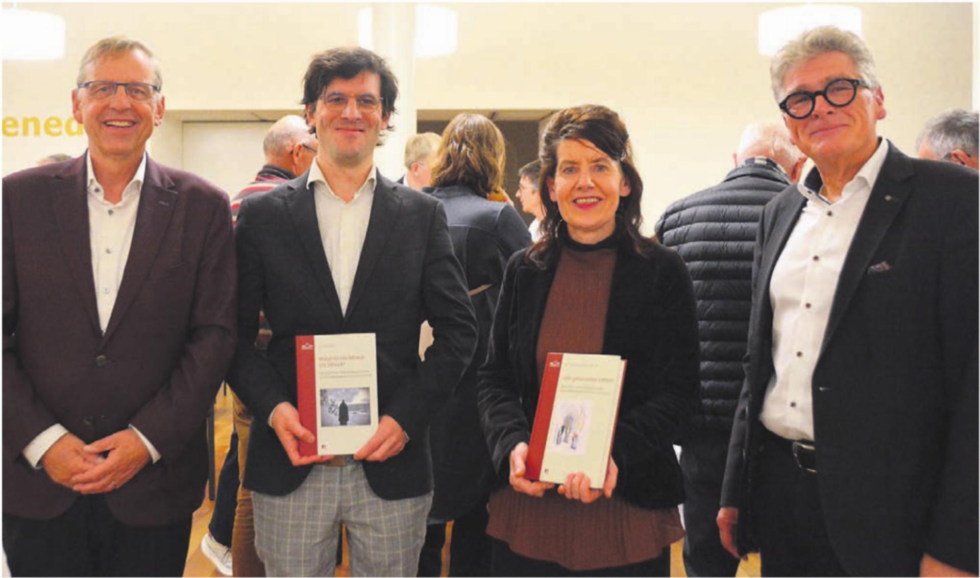 Der Projektleiter, die Autoren und der Geschäftsführer Stiftung Geschichte, von links: Markus Ries, Ivo Berther, Esther Vorburger und Martin Allemann. Bild: Annemarie Keusch - Das Bild wird blockiert. – Möglicherweise durch einen aktiven Adblocker.