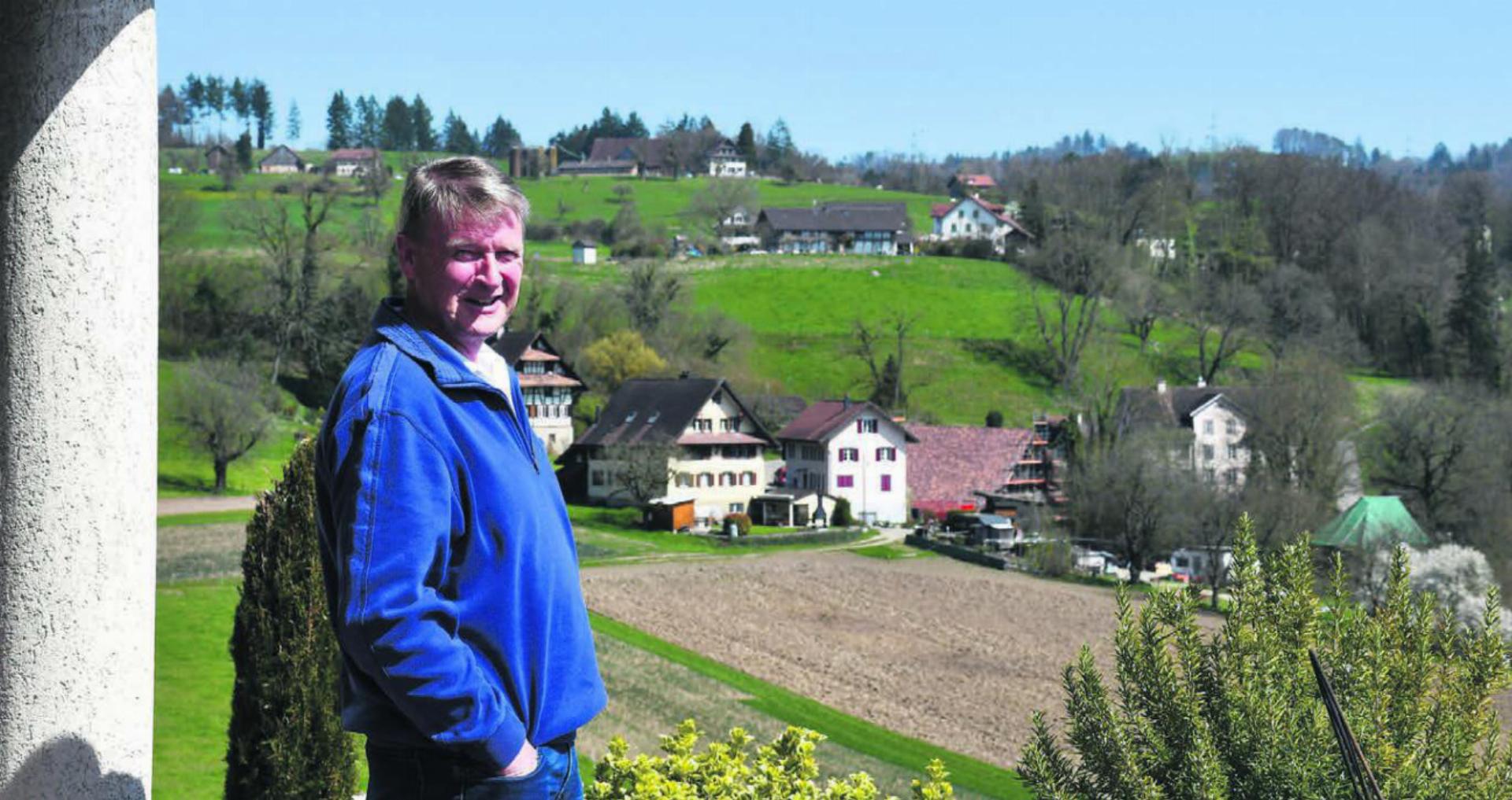 Die Weiler Obschlagen, Litzi und Mörgelen präsentieren sich Arnold Huber direkt hinter seinem Zuhause. Das war dem Autor der neuen Joner Dorfchronik beim Bau seines Hauses wichtig. So hat er direkte Sicht auf sein Geburtshaus. Bild: Verena Anna Wigger