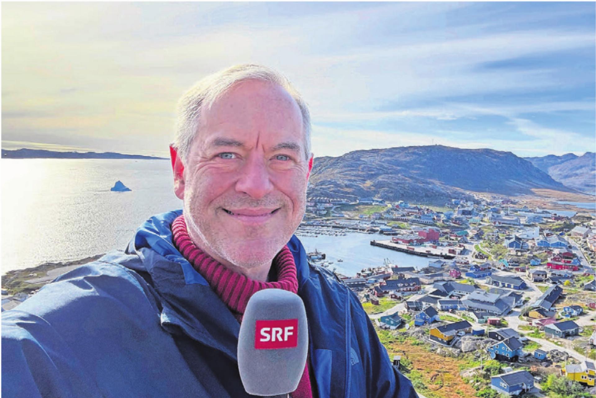 Bruno Kaufmann vor der südgrönländischen Hafenstadt Qaqortoq. Er begleitet das Geschehen auf der weltgrössten Insel seit 1994. Bild: zg - Das Bild wird blockiert. – Möglicherweise durch einen aktiven Adblocker.