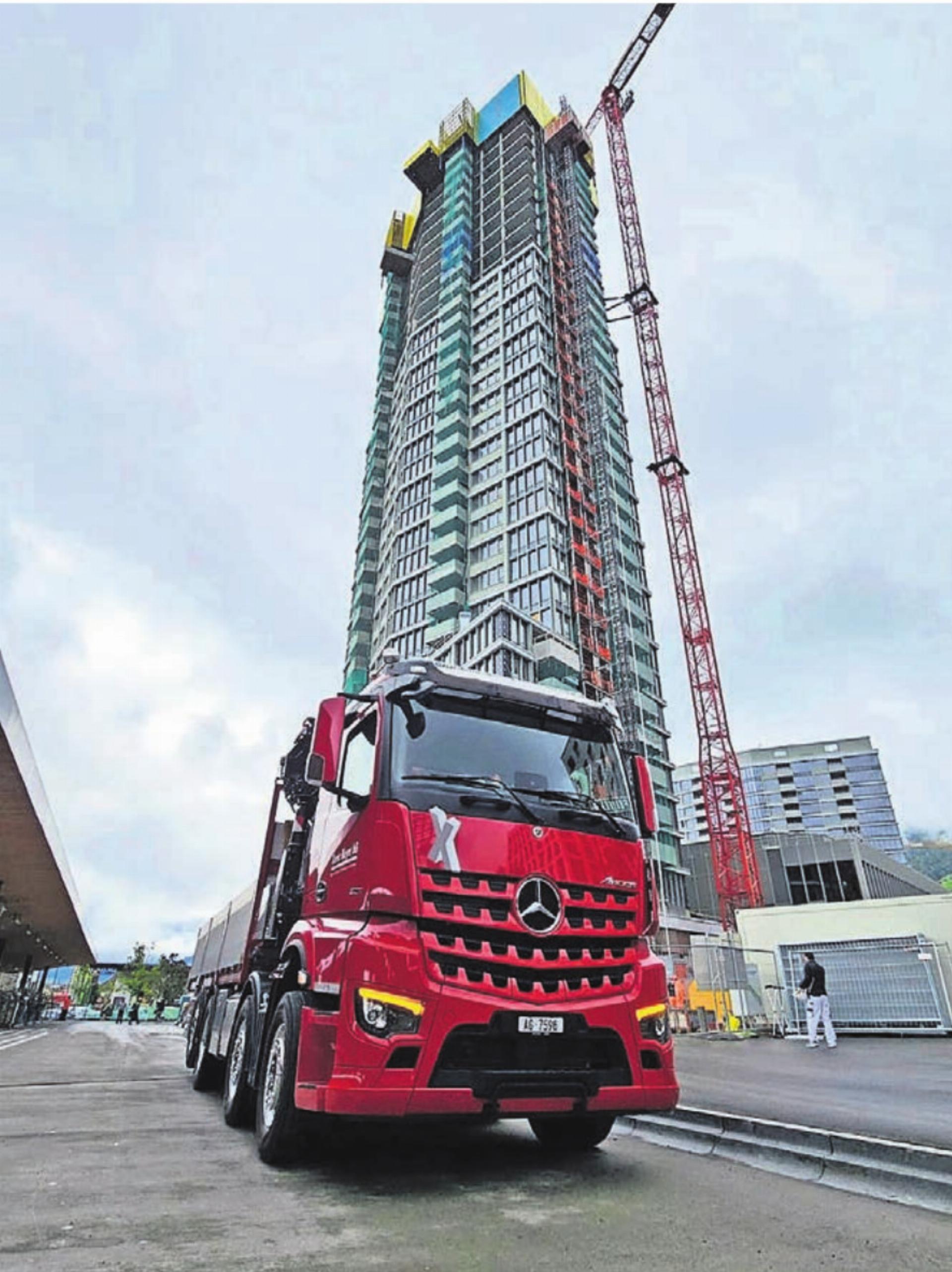 Regelmässig fuhr ein schwer beladener Lastwagen mit Betonelementen von Villmergen zur Grossbaustelle in Kriens. Bilder: zg - Das Bild wird blockiert. – Möglicherweise durch einen aktiven Adblocker.