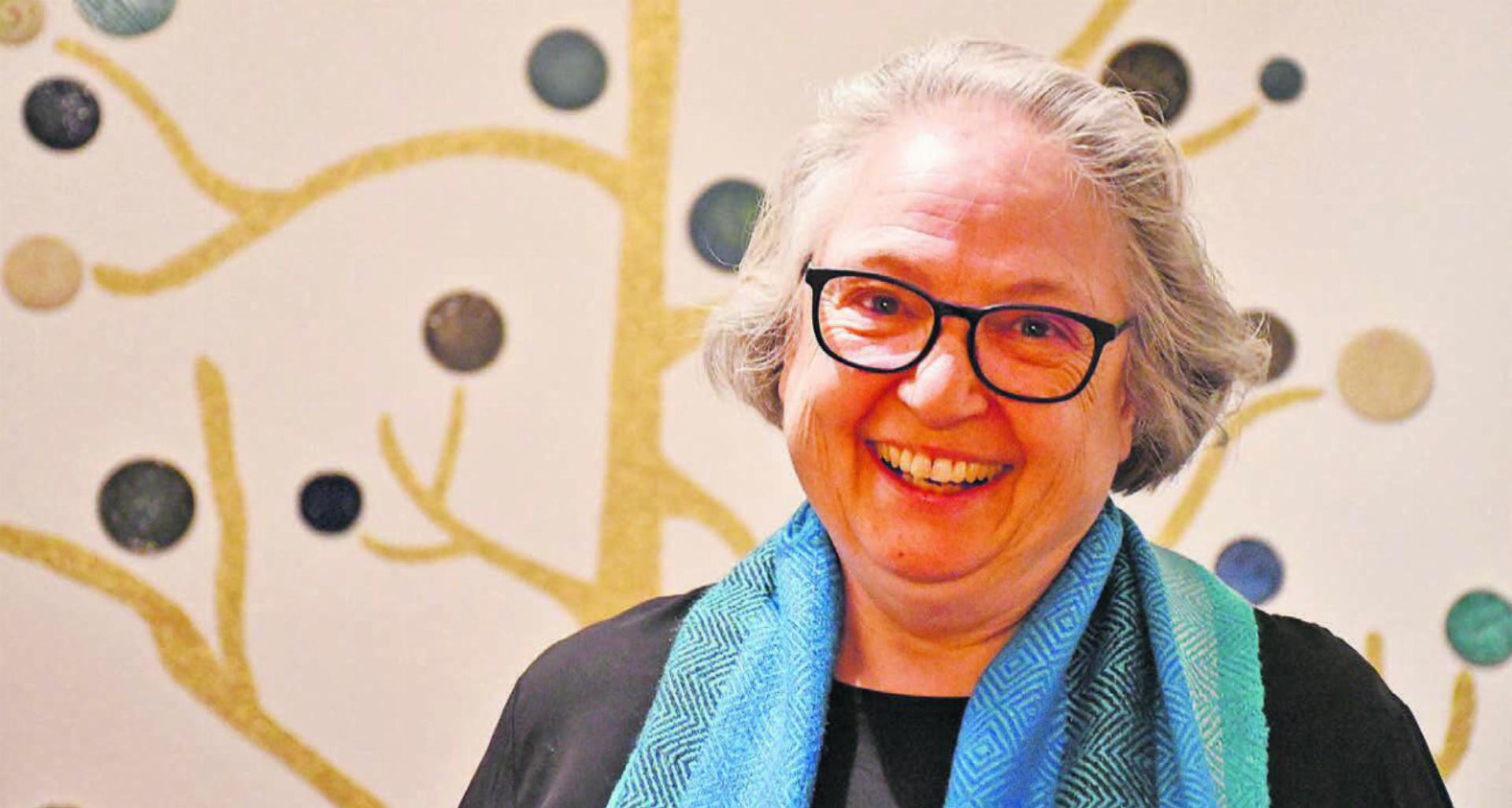 Daniela Mettler verkörpert es, Märchenerzählerin zu sein. Das symbolisiert auch der für sie gewobene Märchenschal. Bei ihren Erzählungen verwebt sie Fäden zu wunderbaren Erzählungen. Bild: Verena Anna Wigger