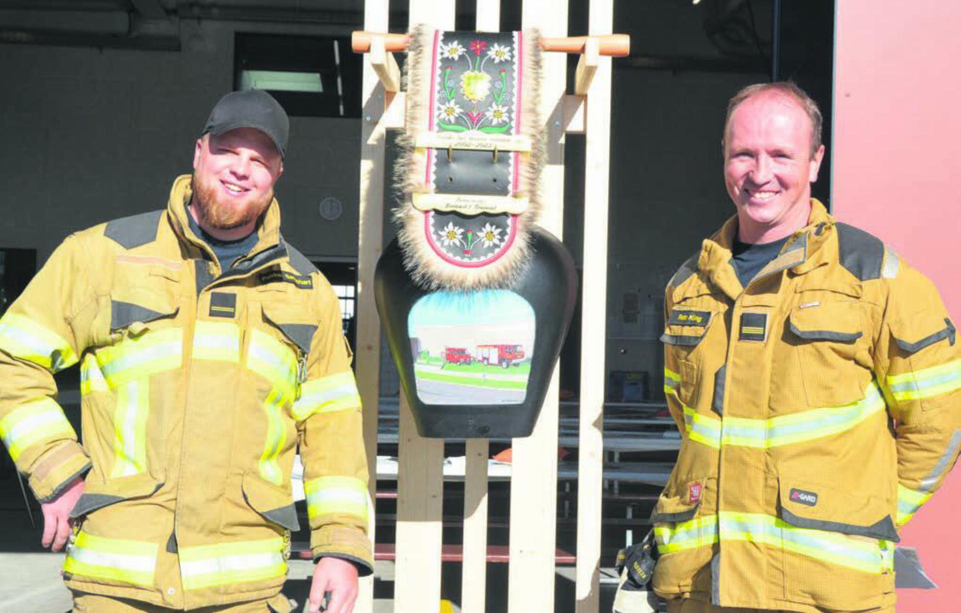 Der neue und der abtretende Kommandant der Feuerwehr: Patrick Betschart (links) und Reto Küng. Bilder: Annemarie Keusch