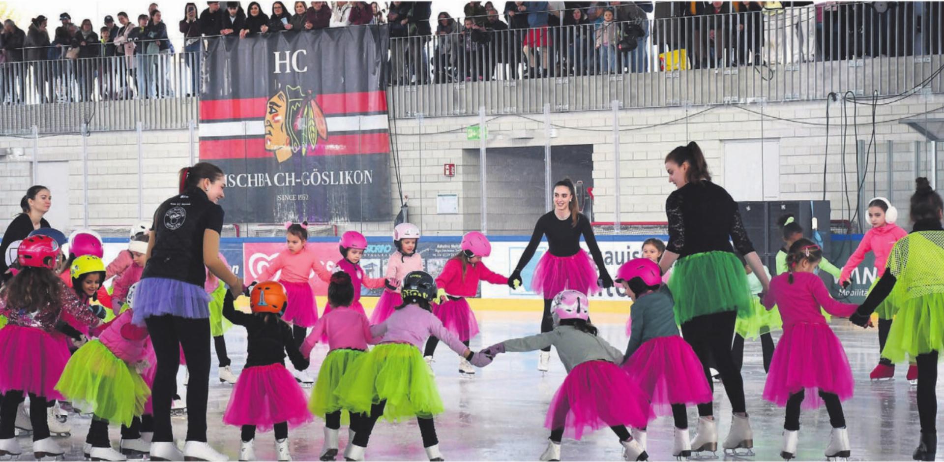 Sorgen für den nötigen Jö-Effekt: Die Spielgruppe und die 1-Sternli mit ihren Monitorinnen eröffnen das Showprogramm mit «Disco, Disco, San Francisco» von den Schwiizergoofe. Bilder: Monica Rast - Das Bild wird blockiert. – Möglicherweise durch einen aktiven Adblocker.