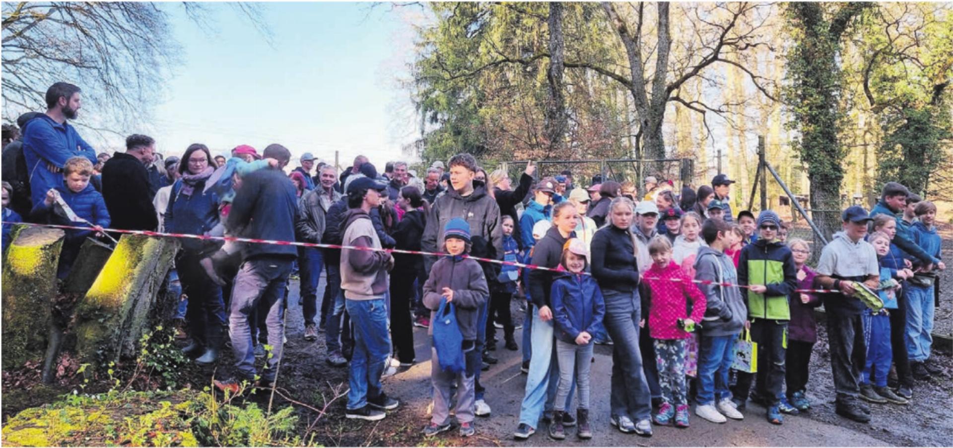 Das Gerangel und den besten Startplatz war gross, genauso wie die Vorfreude, endlich die im Wald versteckten Eier suchen zu dürfen. Bilder: vaw - Das Bild wird blockiert. – Möglicherweise durch einen aktiven Adblocker.