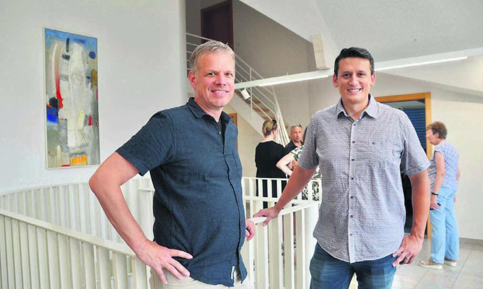 Gemeindeammann Simon Zubler (links) und Gemeinderat Pascal Vontobel freuen sich über das Interesse. Bilder: Thomas Stöckli - Das Bild wird blockiert. – Möglicherweise durch einen aktiven Adblocker.