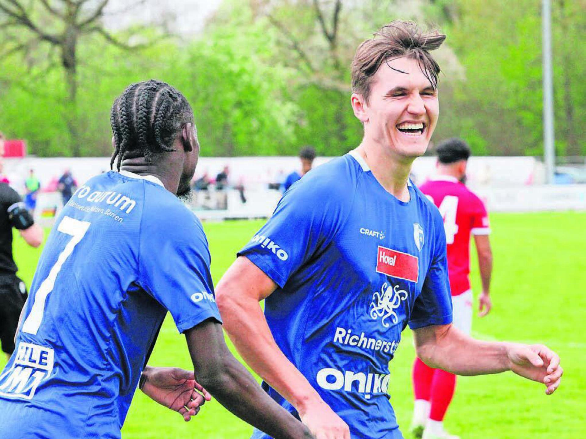 Endlich wieder Grund zur Freude. Javi Gabathuler (rechts) und Nathan Tayey feiern den Wohler Führungstreffer. Bild: Josip Lasic
