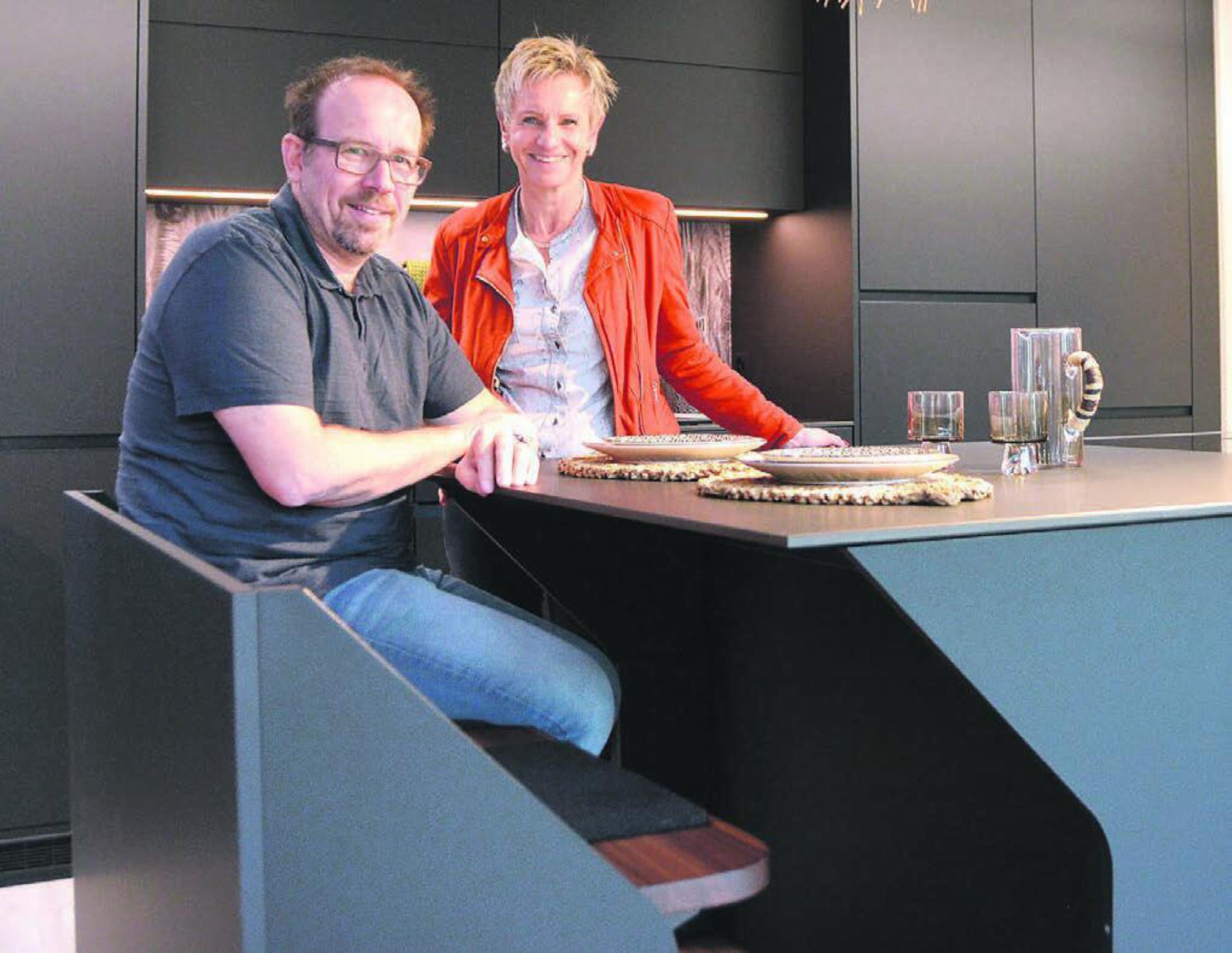 Geschäftsführer Stephan Horlacher und Mitgründerin Belinda Rösch vor einer der neusten selbst entworfenen Küchen – samt ausfahrbarer Sitzbank. Bild: Annemarie Keusch