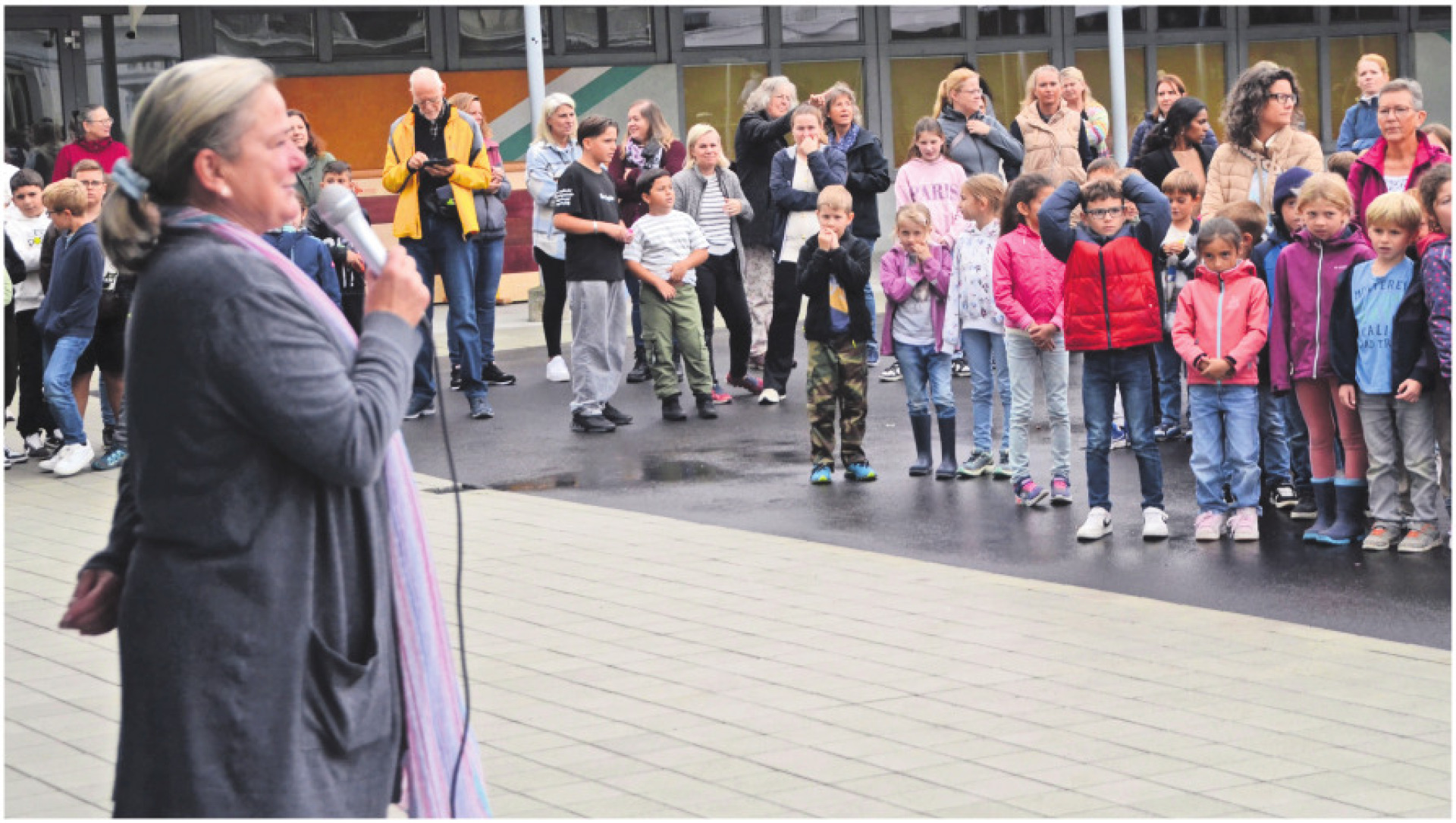 Primarschulleiterin Bettina Taiana spricht vor Kindern, Lehrpersonen und Eltern. Bild: tst - Das Bild wird blockiert. – Möglicherweise durch einen aktiven Adblocker.