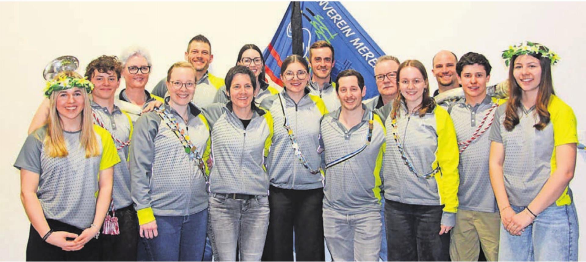 Viele Menschen engagieren sich mit Herzblut für den TV Merenschwand. Das wurde auch an der GV deutlich. So auch das neue Ehrenmitglied Steffi Sprenger-Keller, Dritte von links, vordere Reihe.
Bild: zg - Das Bild wird blockiert. – Möglicherweise durch einen aktiven Adblocker.