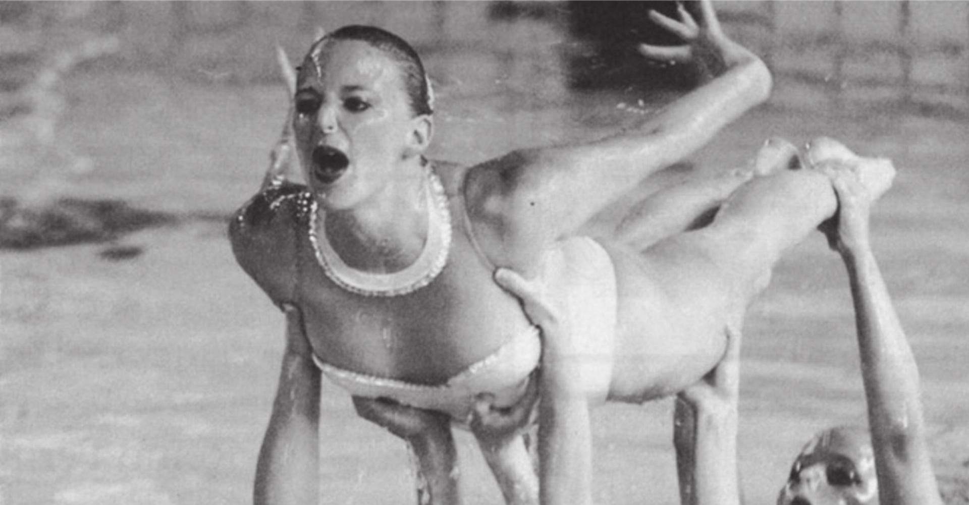 Stolz und elegant wie ein Schwan schwebt die Wohlerin Corinne Rüegg auf den Händen ihrer Teamkolleginnen. Bild: Archiv