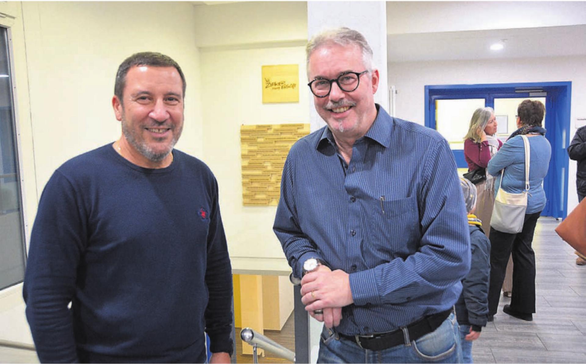 Die Fest-Co-Präsidenten (von links) Giovanni Soricelli und Daniel Juchli weihten die Erinnerungstafel ans Zufikerfäscht ein.
Bilder: Roger Wetli - Das Bild wird blockiert. – Möglicherweise durch einen aktiven Adblocker.