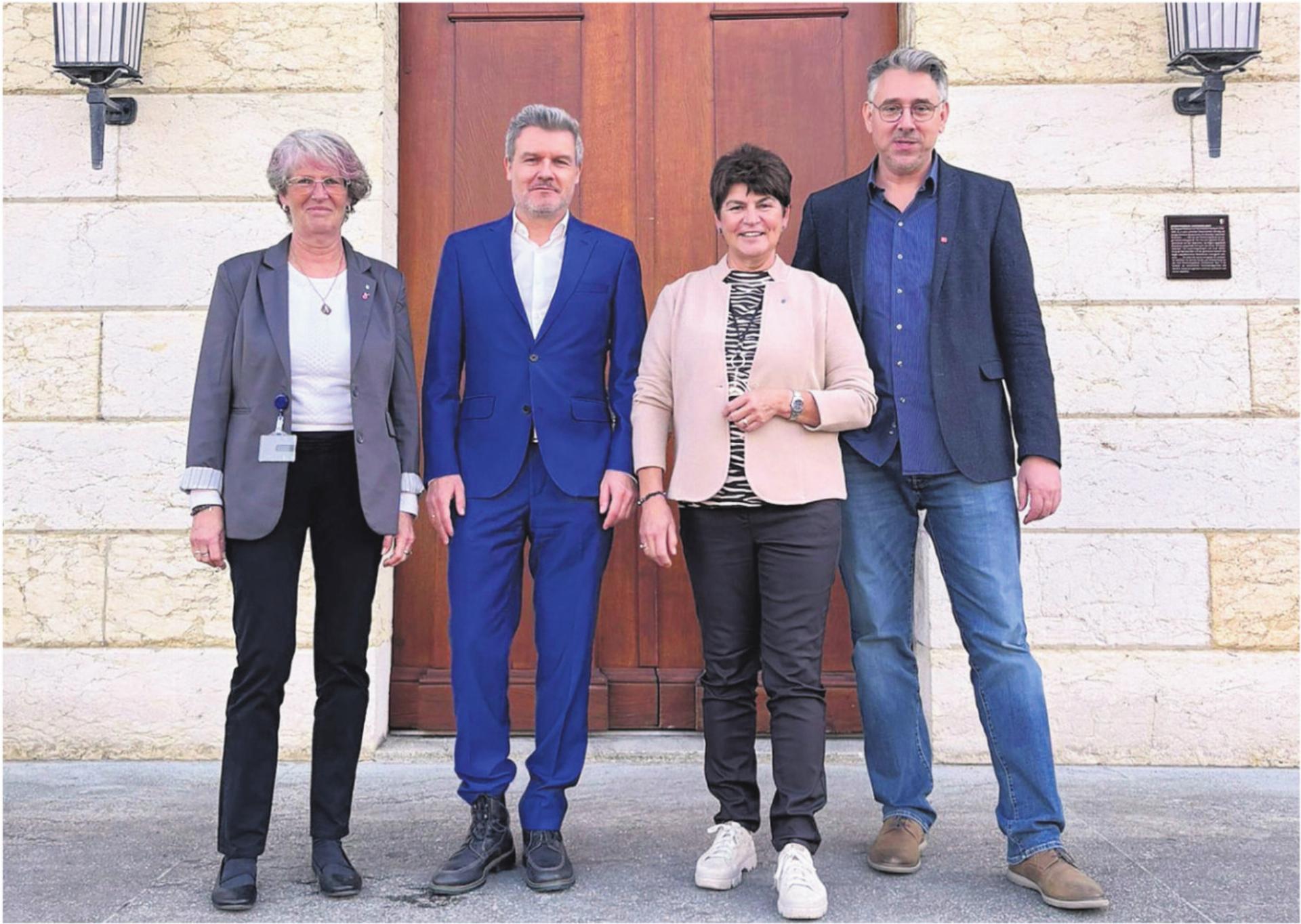 Die vier Freiämter Motionäre vor dem Grossratsgebäude in Aarau, von links: Franziska Stenico-Goldschmid, Harry Lütolf, Rita Brem und Stefan Dietrich. Bild: zg - Das Bild wird blockiert. – Möglicherweise durch einen aktiven Adblocker.