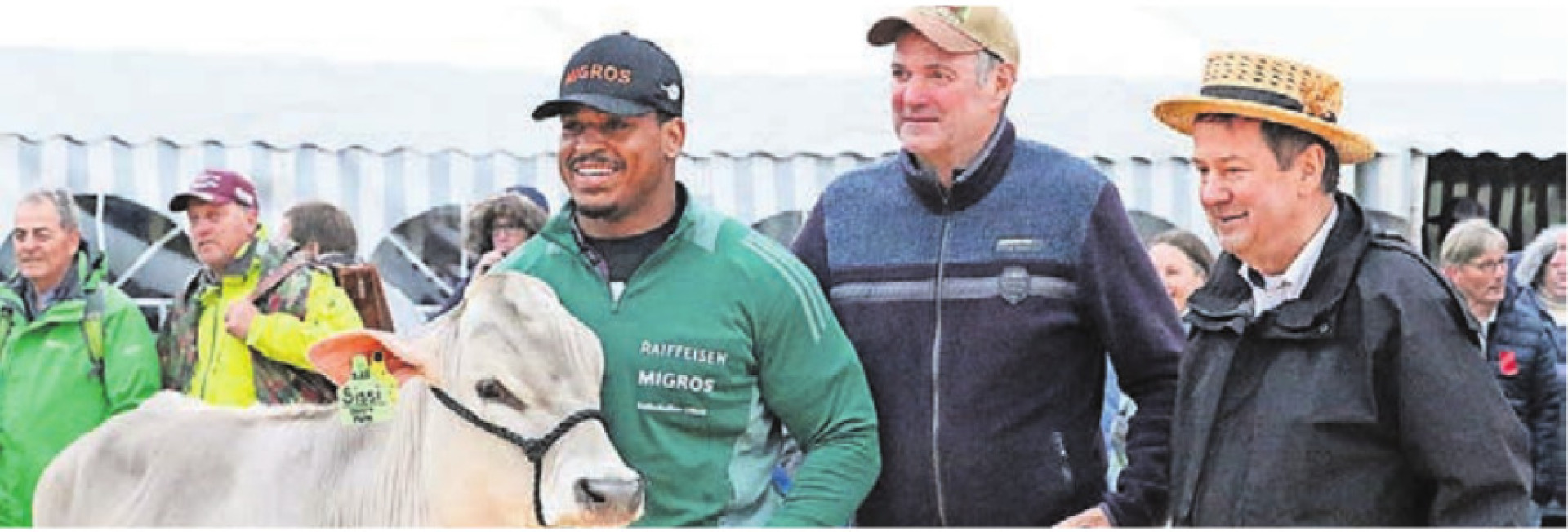 Sieger Sinisha Lüscher, Siegerkalb Sissi und die Spender (Koch und Huwyler). Bild: spr - Das Bild wird blockiert. – Möglicherweise durch einen aktiven Adblocker.