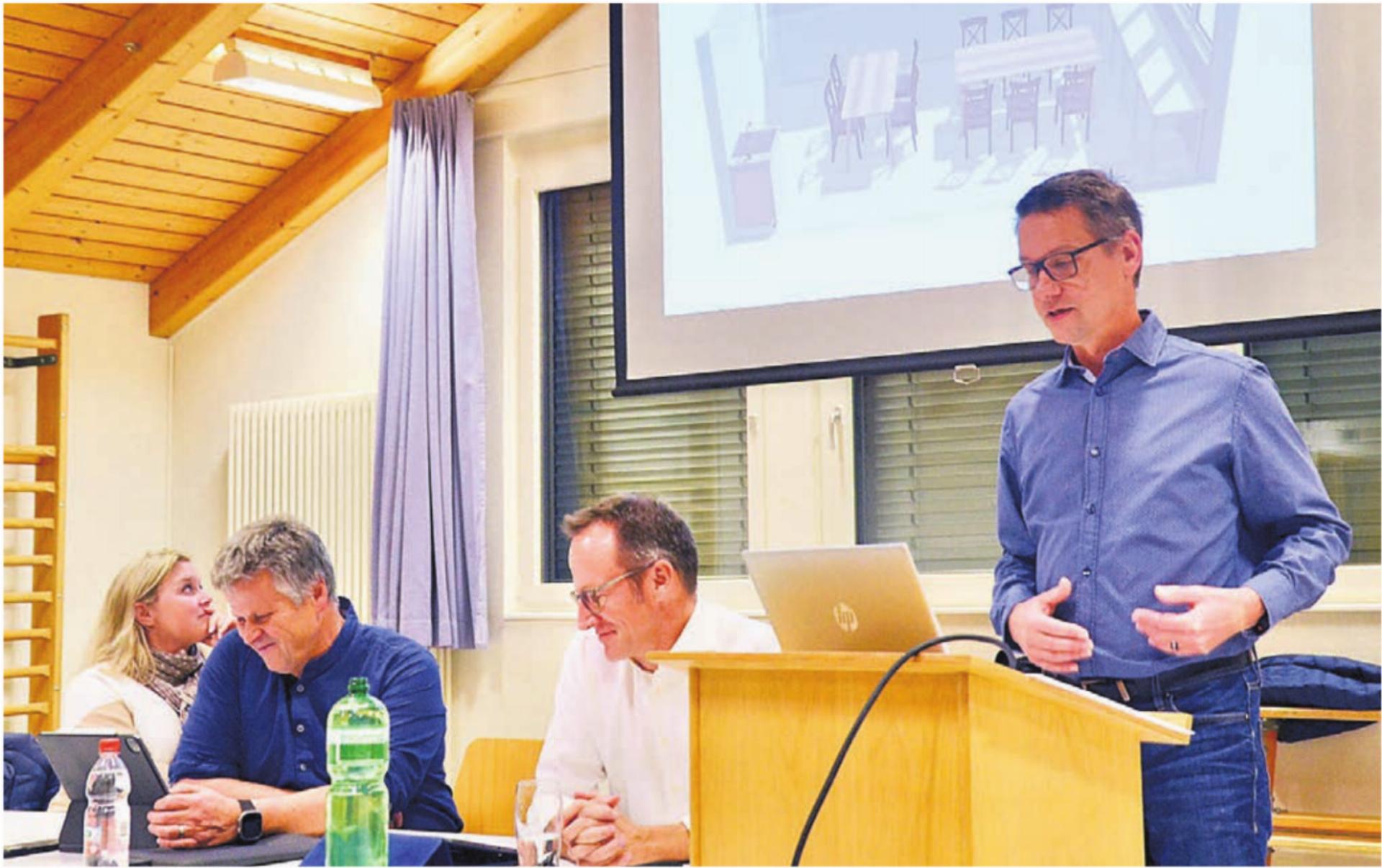 Gemeinderat Marcel Hohl (rechts) präsentiert die Visualisierung für den neuen Gruppenraum im ersten Obergeschoss des Schulhauses Kallern. Neben ihm von links: Nadja Koch, Bernhard Koch und Gemeindeammann Christian Widmer. Bild: Thomas Stöckli - Das Bild wird blockiert. – Möglicherweise durch einen aktiven Adblocker.