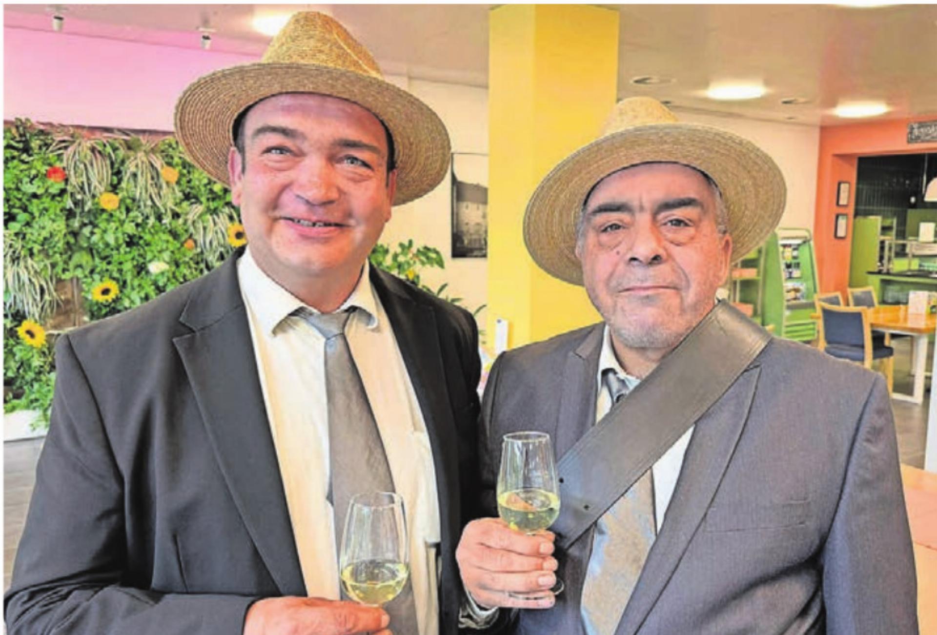 Für 25 Jahre aktives Musizieren geehrt: Thomas Ledermann (links) und Giusi Arcuri werden am Jahreskonzert zu kantonalen Veteranen. Bild: zg - Das Bild wird blockiert. – Möglicherweise durch einen aktiven Adblocker.