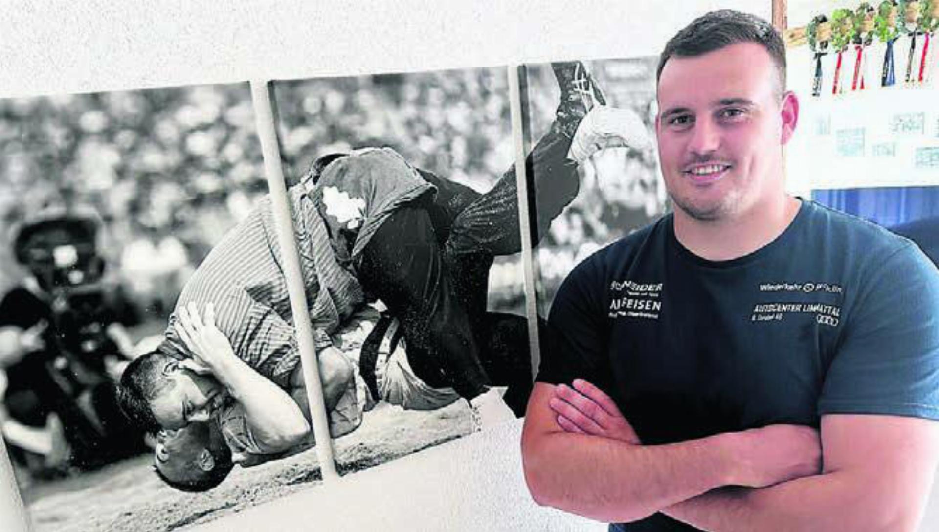 Bereit für grosse Taten. Joel Strebel steht vor dem Bild, das einen seiner grössten Würfe zeigt: den Sieg gegen Königsanwärter Samuel Giger am ESAF 2022. Bild: spr