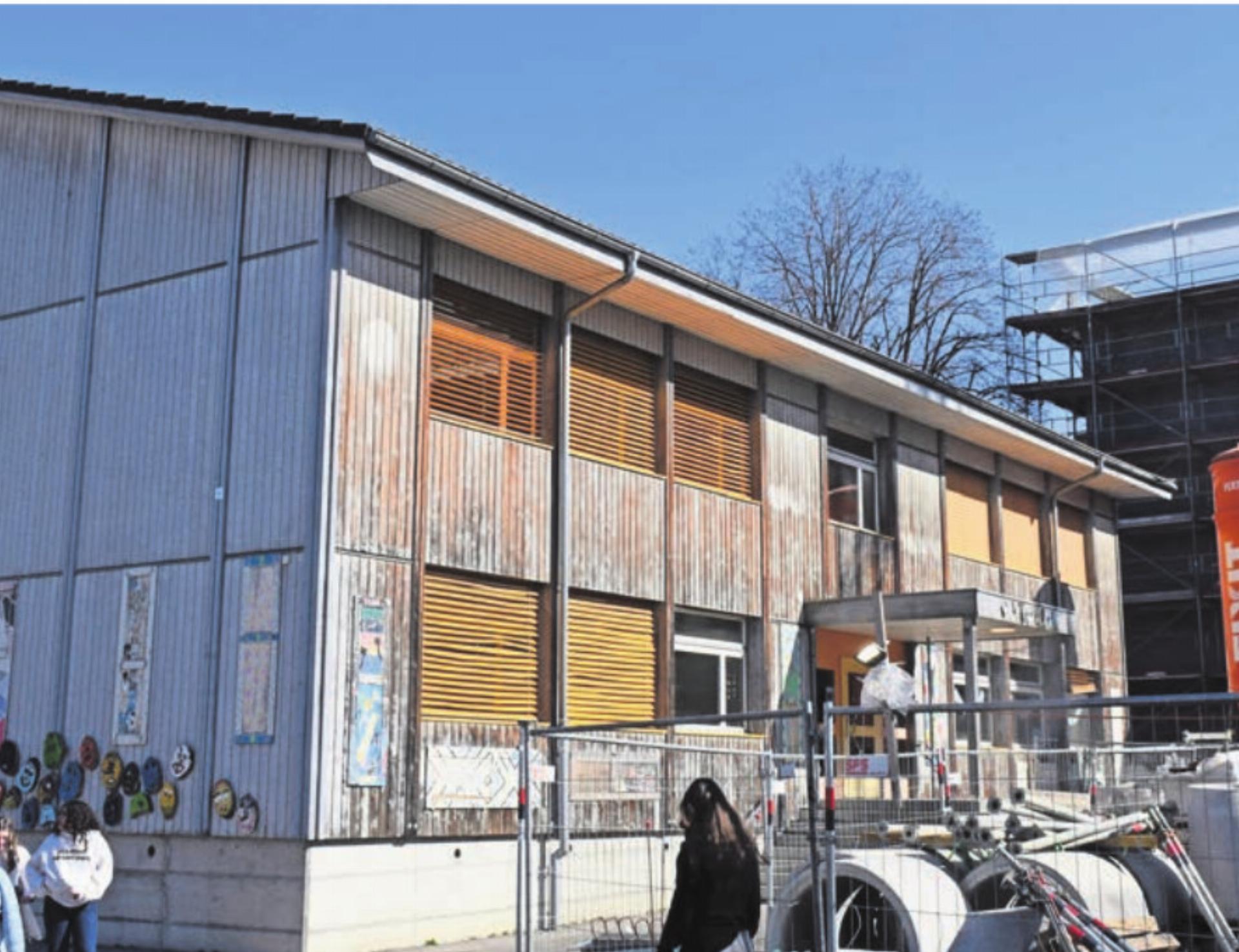 Der Zweckbau im Halde-Zentrum ist gemäss Gemeinderat an seinem Lebensende. Der Motionär will nun eine weitere Verwendung prüfen lassen. Bild: dm - Das Bild wird blockiert. – Möglicherweise durch einen aktiven Adblocker.