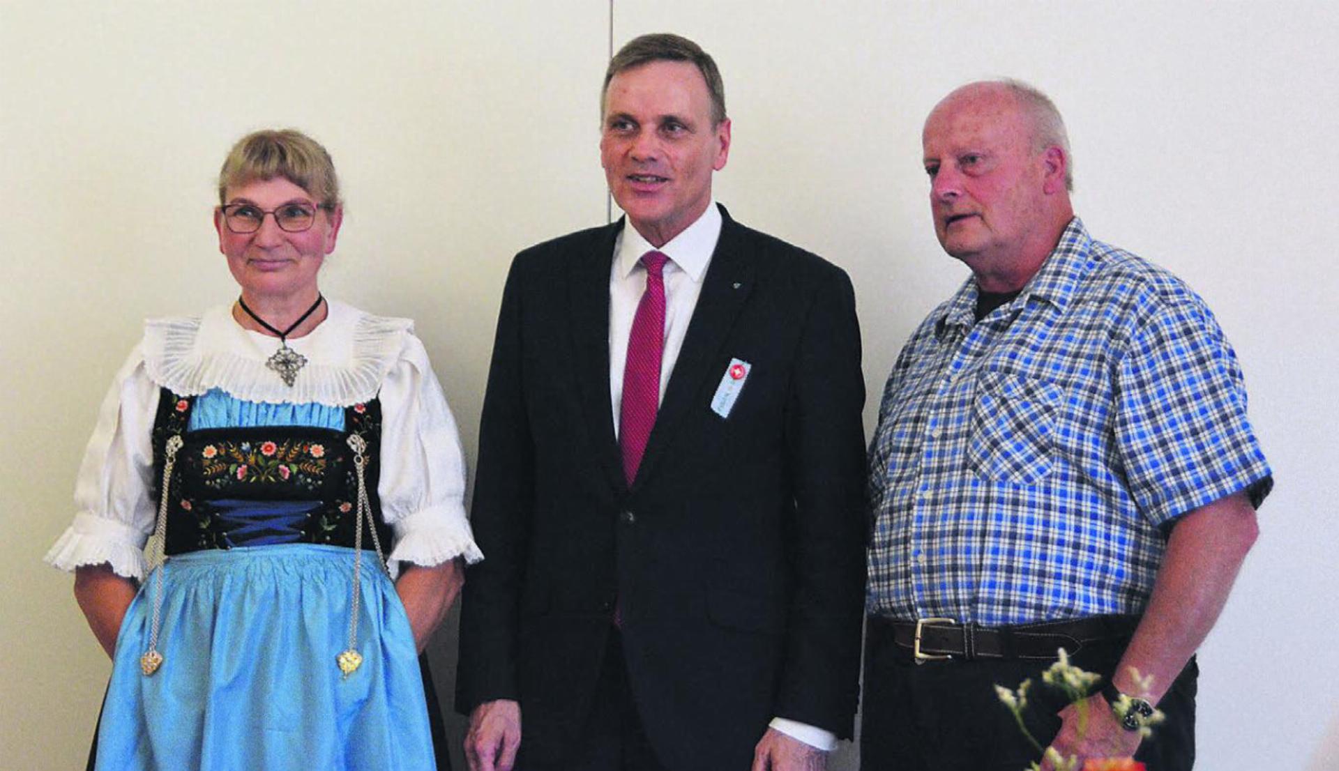 Sie posieren für ein gemeinsames Erinnerungsfoto: Redner Jean-Pierre Gallati (Mitte) und Gemeindeammann Michael Weber und seine Frau Margrith. Bilder: Annemarie Keusch - Das Bild wird blockiert. – Möglicherweise durch einen aktiven Adblocker.