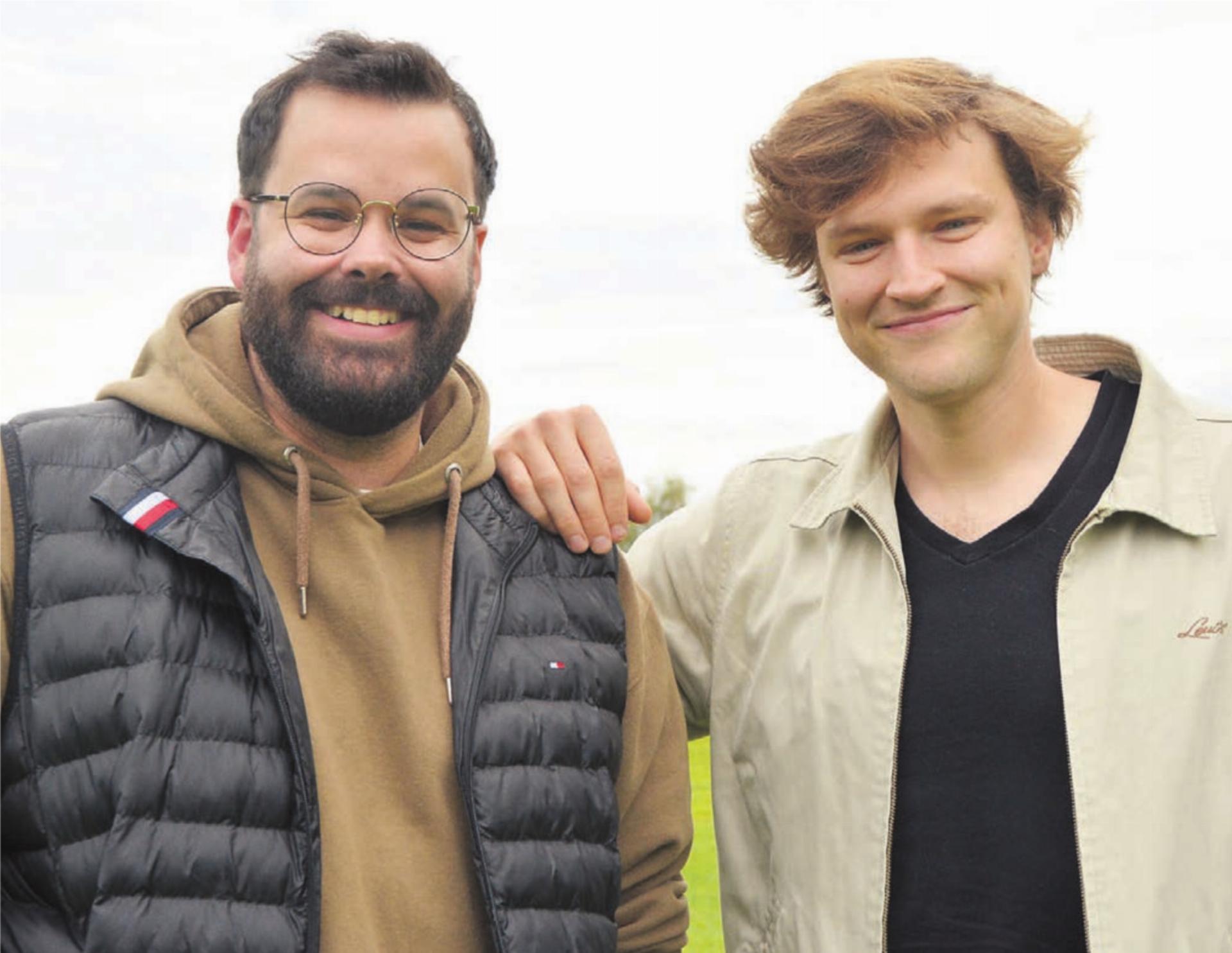 Sie machten aus dem Film «Lang lebe Ned Devine» die Theater-Mundartfassung «Uf de Ned Devine»: Patrick Grob (links) und Jonas Arnet. Bild: Annemarie Keusch