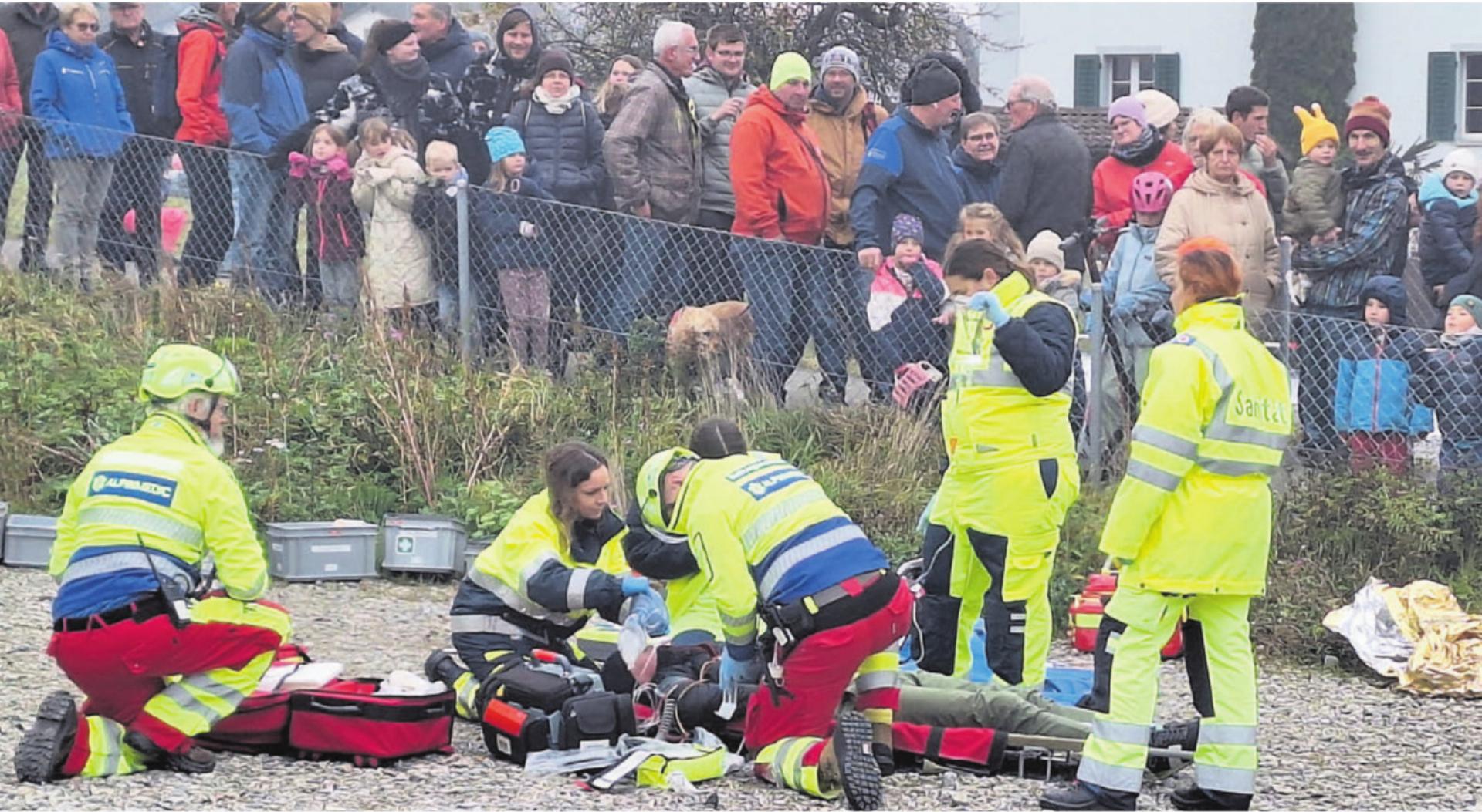 Arbeiten Hand in Hand: Angehörige der Feuerwehr und der Sanität zum Wohle des Verletzten. Bilder: Monica Rast - Das Bild wird blockiert. – Möglicherweise durch einen aktiven Adblocker.